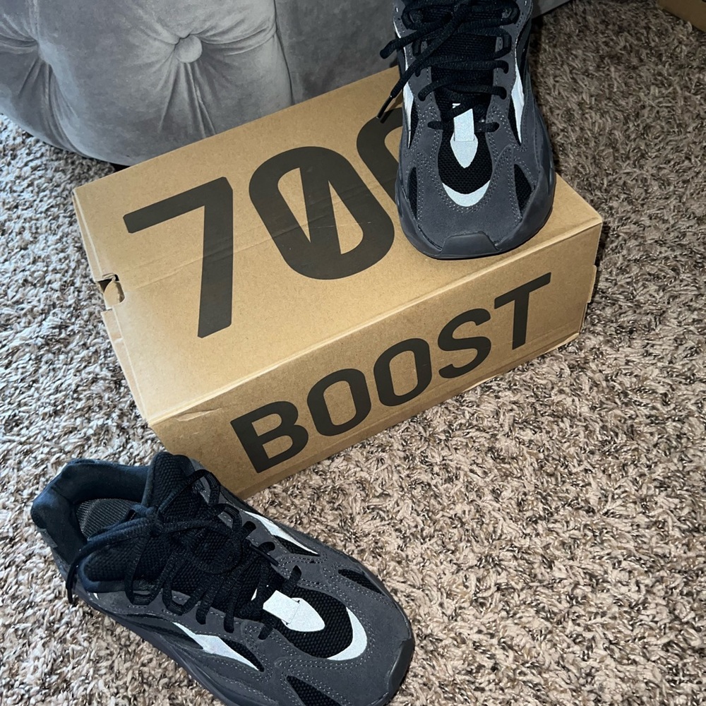 YEEZY BOOST 700 V2 . VANTA/VANTA/VANTA SIZE 6